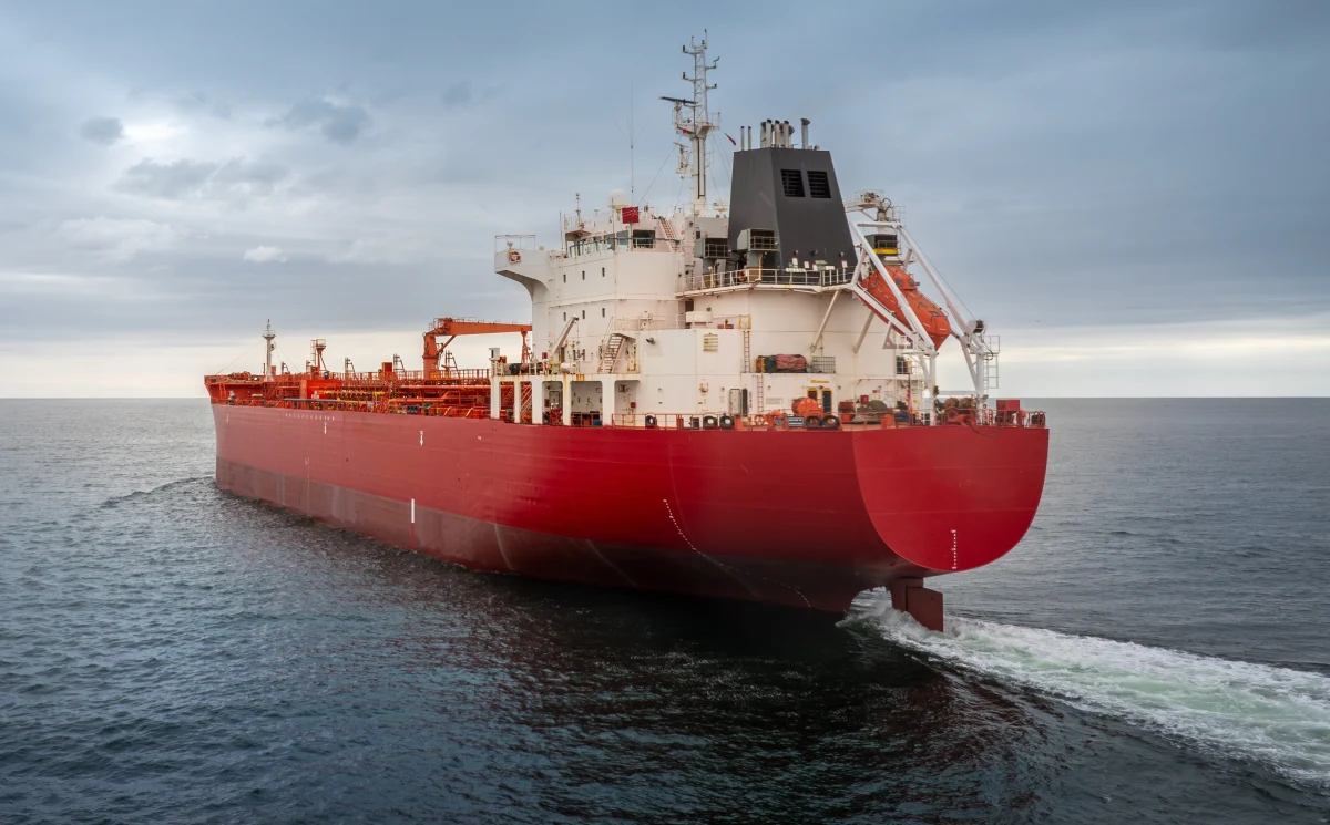 Tankowiec MV Fulda eksplodował po zakończeniu rozładunku i wypłynięciu z indyjskiego portu Kandla w stanie Gudżarat w zachodnich Indiach. 25-letni statek należy do Hongkongu i płynął pod jego banderą.