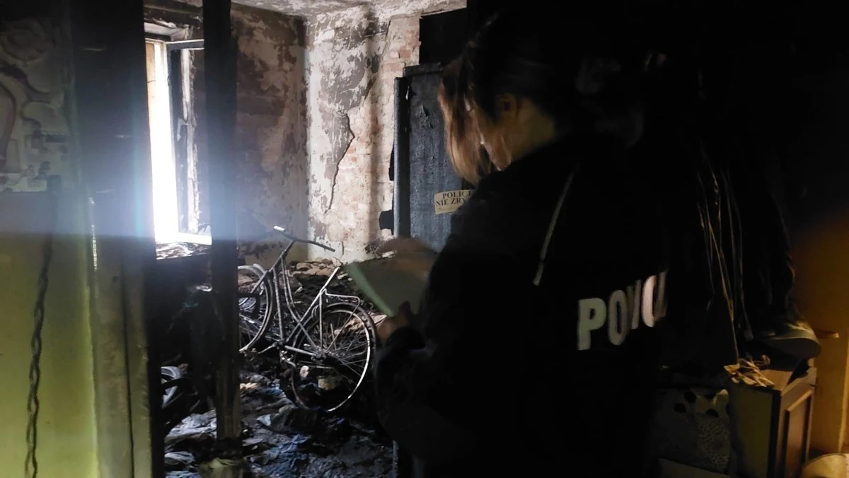 Policjanci wyjaśniają przyczyny pożaru, do którego doszło w niedzielny wieczór w jednym z bloków mieszkalnych przy ul. Ossowskiego w Żyrardowie (woj. mazowieckie). W wyniku wybuchu gazu ranny został 80-letni mieszkaniec budynku, który trafił do szpitala. Mundurowi apelują do wszystkich świadków, którzy mogą posiadać informacje istotne dla sprawy, o kontakt.