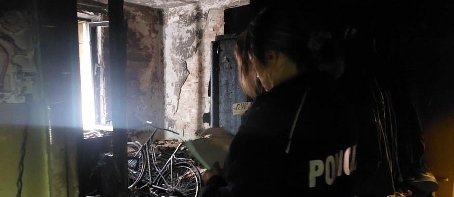 Policjanci wyjaśniają przyczyny pożaru, do którego doszło w niedzielny wieczór w jednym z bloków mieszkalnych przy ul. Ossowskiego w Żyrardowie (woj. mazowieckie). W wyniku wybuchu gazu ranny został 80-letni mieszkaniec budynku, który trafił do szpitala. Mundurowi apelują do wszystkich świadków, którzy mogą posiadać informacje istotne dla sprawy, o kontakt.