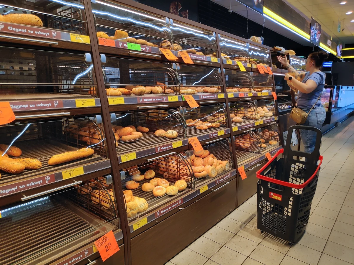 Znamy raport cenowy dotyczący czerwca. Codzienne zakupy zdrożały w tym miesiącu o 5,8 proc. w stosunku do czerwca 2024 r. Najbardziej podrożały słodycze i desery - wynika z raportu UCE Research i Uniwersytetu WSB Merito. Ceny w sklepach poszły w górę kolejny miesiąc z rzędu. Raport wymienia też produkty, które staniały.