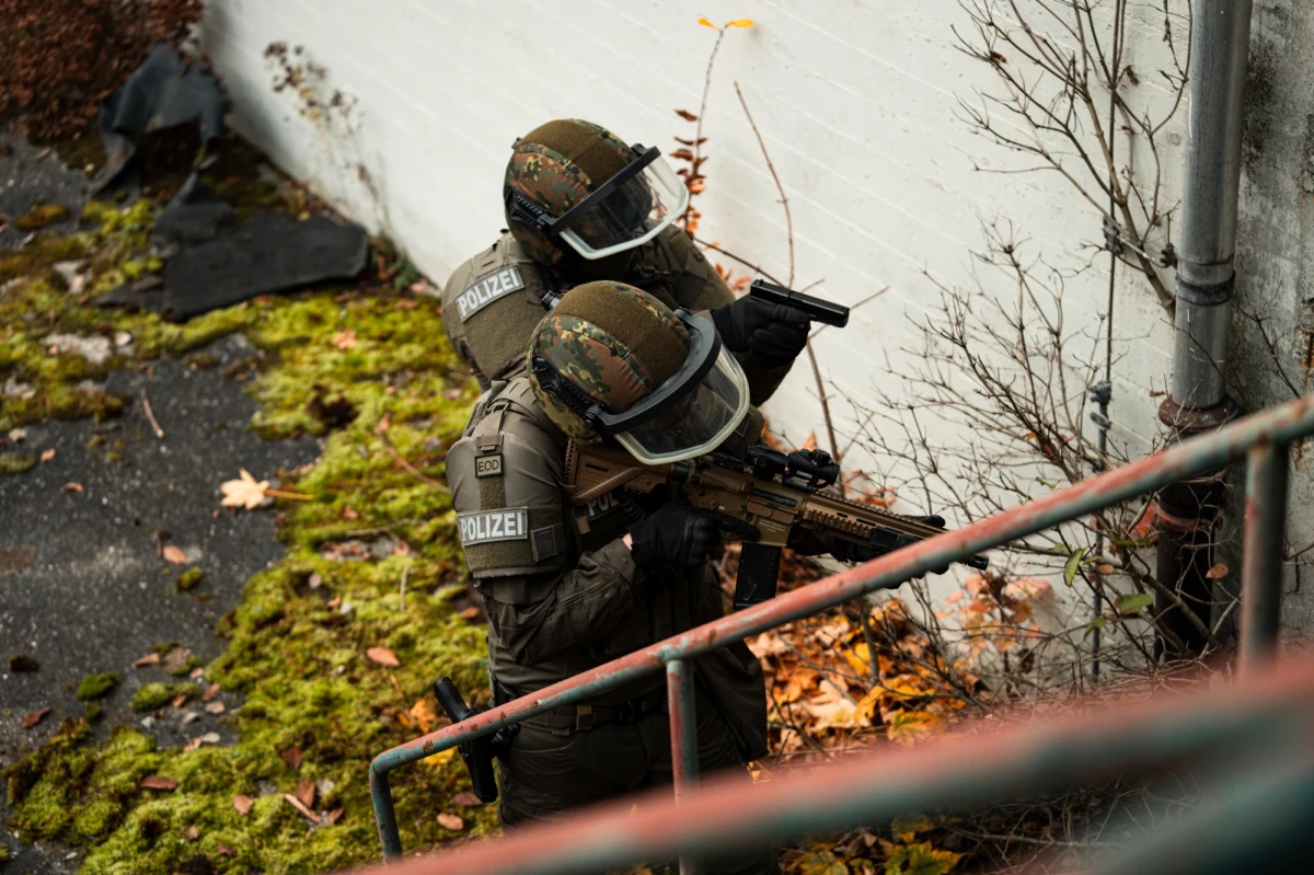 Oddziały specjalne niemieckiej policji (SEK) zatrzymały w okolicach Essen 27-letniego mężczyznę w ramach śledztwa dotyczącego domniemanego finansowania planów islamistycznego zamachu terrorystycznego. Funkcjonariusze elitarnej jednostki przeprowadzili też przeszukania w kilku miastach.