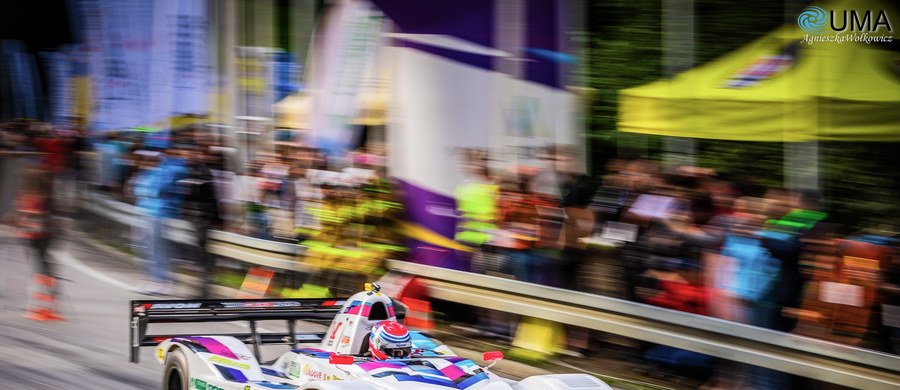 W 2025 roku fani motoryzacyjnych emocji będą świętować jubileuszowy, 95. sezon rozgrywek Mistrzostw Europy w Wyścigach Górskich. Tradycja tych niezwykłych zmagań sięga lat 30. XX wieku, a Limanowa ponownie stanie się areną rywalizacji najlepszych kierowców Starego Kontynentu. Na starcie nie zabraknie gwiazd światowego formatu, a polscy zawodnicy mają szansę na walkę o najwyższe lokaty. Sprawdź, co czeka kibiców podczas 16. Wyścigu Górskiego Limanowa – Przełęcz pod Ostrą!