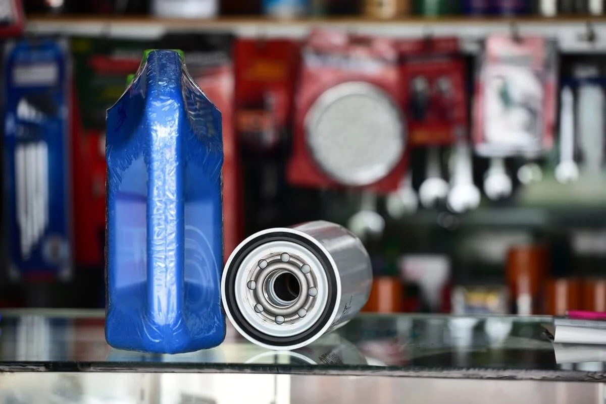 Kupowanie części do samochodu bywa uciążliwe. Dlatego też wielu kierowców wybiera wygodne zakupy przez internet, chociaż trzeba przy tym poczekać na dostawę. Gdy części są potrzebne na już, pozostaje wybrać się do sklepu stacjonarnego. W dużym mieście jak Kraków można znaleźć sporo takich punktów. Jednak skompletowanie zamówienia na już bywa utrudnione – nie zawsze wszystkie części są dostępne w wybranym sklepie, przez co pozostaje jechać do kolejnego. Aby kupić części samochodowe w Krakowie wygodnie, można połączyć wygodę zakupów online z odbiorem zamówienia stacjonarnie, jeszcze tego samego dnia.