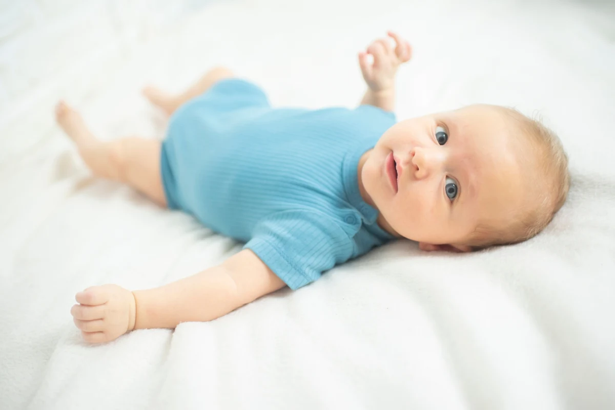 Najnowsze badania amerykańskich naukowców rzucają zupełnie nowe światło na to, jak wcześnie w naszym życiu zaczynamy gromadzić wspomnienia. Dotychczas psychologowie byli przekonani, że trwałe wspomnienia zaczynają się kształtować dopiero około drugiego lub trzeciego roku życia. Jednak wyniki przeprowadzonych badań sugerują, że ludzki mózg jest zdolny do zapisywania przeżyć znacznie wcześniej.