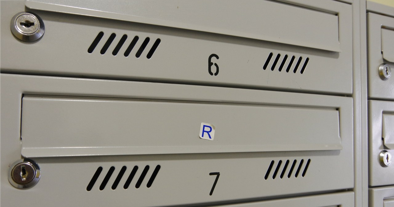 Sąsiad ma dziwną naklejkę na skrzynce? Tak omija kolejki na poczcie