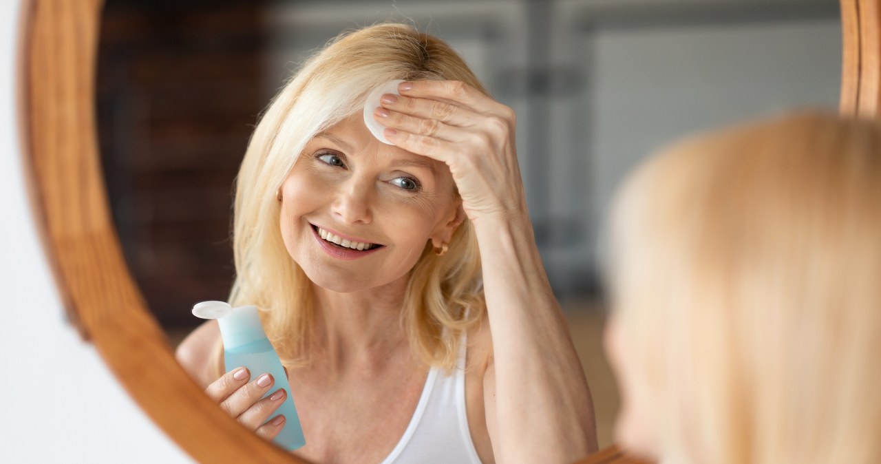 Wstrzymaj się przed popularnymi zabiegami. Po 50-tce zniszczą skórę latem