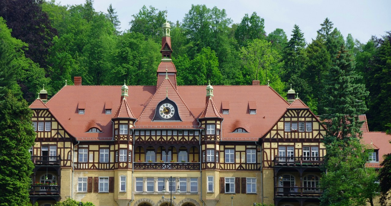 Kameralne miasteczko wśród gór. Sanatorium, park narodowy i ścieżki spacerowe