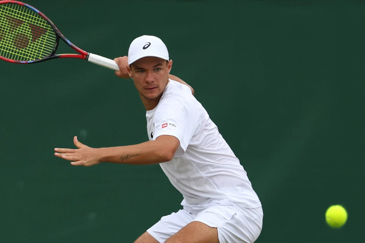 Kamil Majchrzak był jedną z największych niespodzianek Wimbledonu. Tenisista notowany poza czołową setką rankingu ATP dotarł w Londynie do czwartej rundy. Po trzech zwycięstwach Polaka zatrzymał dopiero Karen Chaczanow. Majchrzak tylko na chwilę wrócił do kraju, bo ma przed sobą kolejne wyzwania. W rozmowie z Patrykiem Serwańskim z RMF FM podsumował swój londyński występ i opowiedział, co ma dla niego kluczowe znaczenie po tej wielkoszlemowej imprezie.
