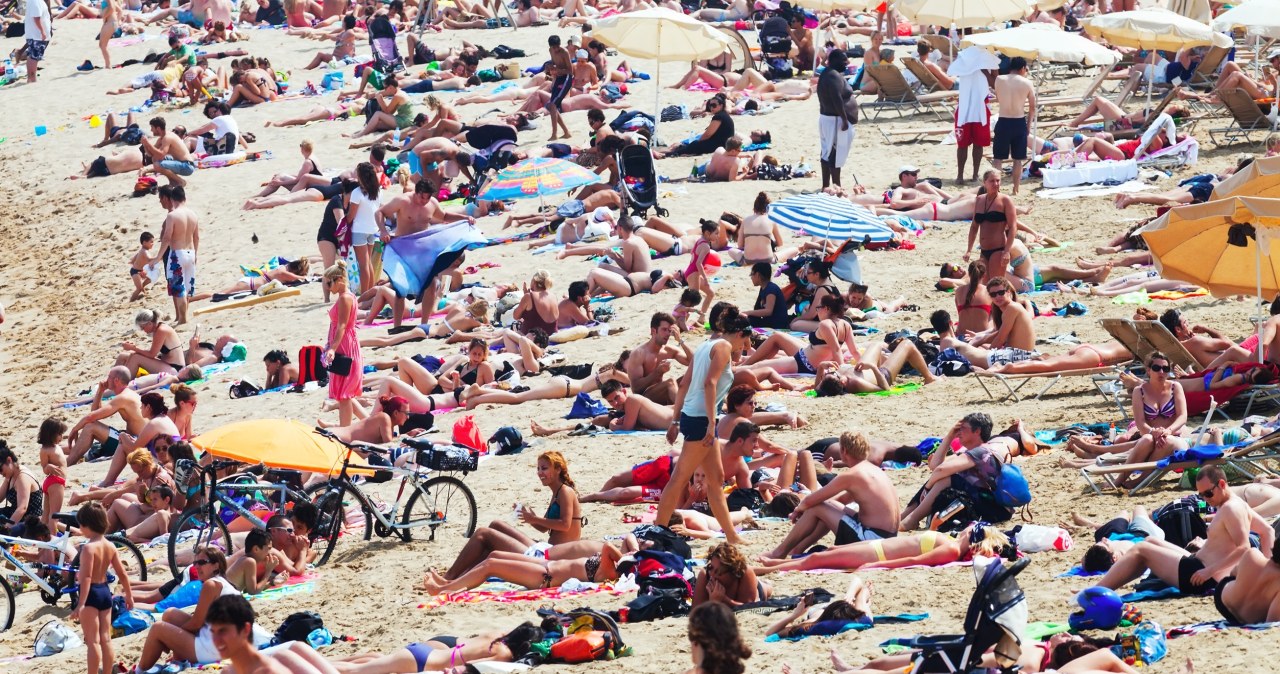 Turyści ryzykują mandaty i śpią na plażach w Barcelonie