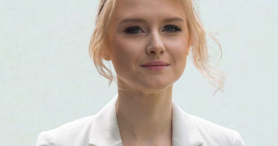 Fryzjerka Kingi Dudy przerwała milczenie. Pokazała ślubne zdjęcie 29-latki