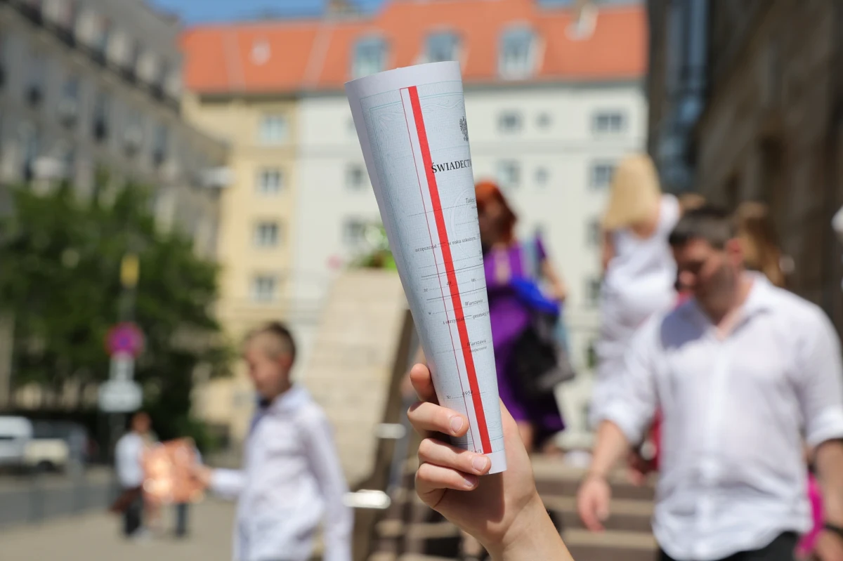 Najpóźniej w przyszłym tygodniu szkoły podstawowe muszą wydać nowe, prawidłowe świadectwa uczniom, którzy otrzymali na koniec szkoły błędne świadectwa. Tak deklaruje w rozmowie z reporterem RMF FM minister edukacji Barbara Nowacka. Chodzi o problem uczniów, którzy dostali świadectwa wydrukowane na nieobowiązującym obecnie wzorze. To blokuje teraz ich rekrutację do szkół średnich.