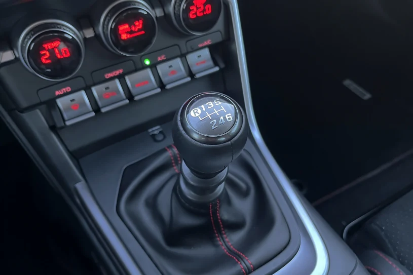 Koniec manualnych skrzyń i ręcznych hamulców. Kierowcy ich nie chcą
