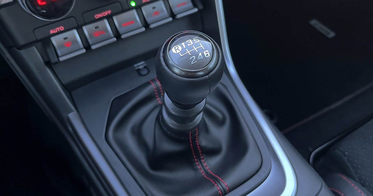 Koniec manualnych skrzyń i ręcznych hamulców. Kierowcy ich nie chcą