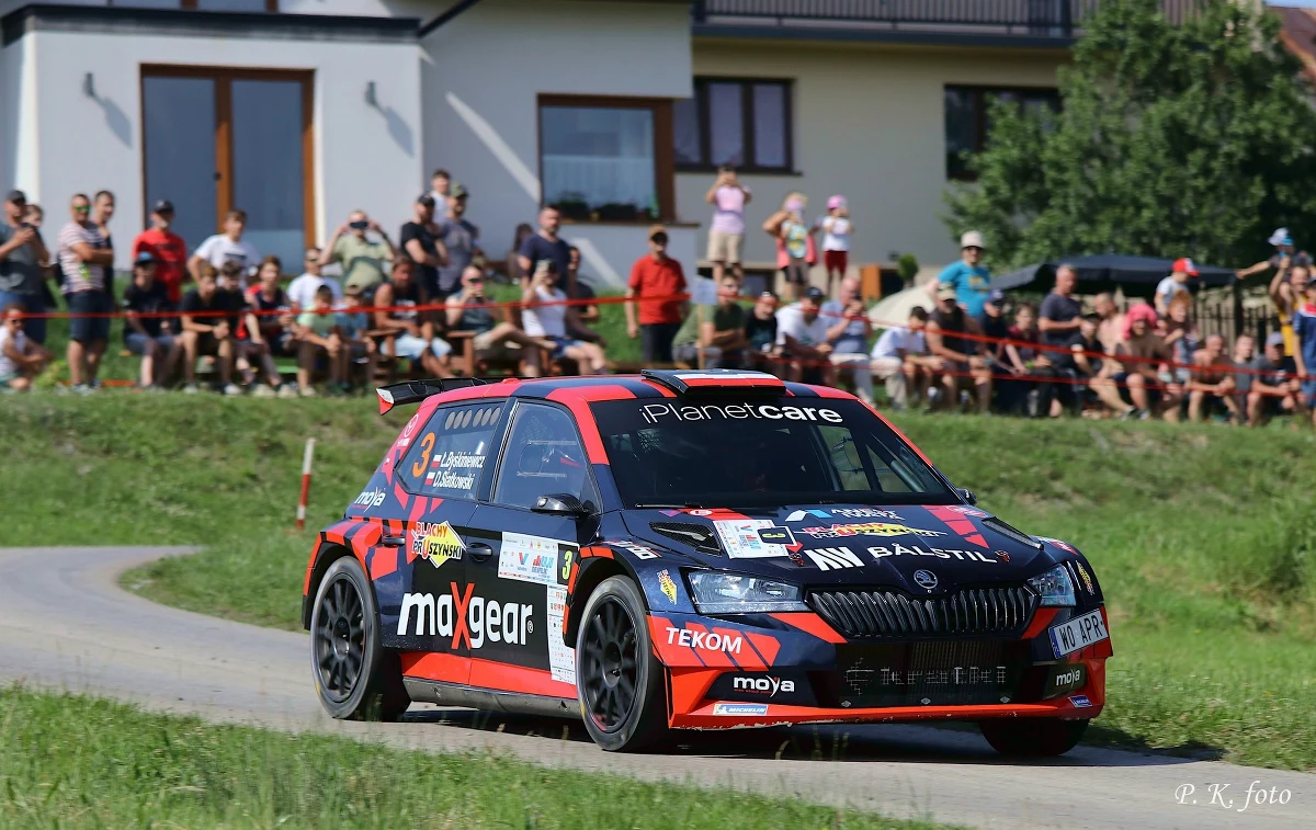 Trzy dni, szesnaście odcinków specjalnych, nocne próby i rekordowa trasa - tegoroczny Valvoline Rajd Małopolski (10-12 lipca) zapowiada się na prawdziwe święto motorsportu. W tym roku kibice i zawodnicy mogą liczyć na jeszcze więcej emocji, a wszystko zwieńczy historyczny, najdłuższy Power Stage w Zawoi pod patronatem RMF FM.