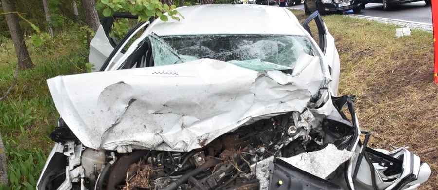 Kobieta zginęła na miejscu, a trzy osoby, w tym dwójka dzieci, trafiła do szpitala - to tragiczny bilans wypadku, do którego doszło na drodze krajowej nr 58, Pisz-Ruciane-Nida w Warmińsko-Mazurskiem. Poinformowała o tym policja w środę. Na łuku drogi zderzyły się czołowo dwie osobówki. 