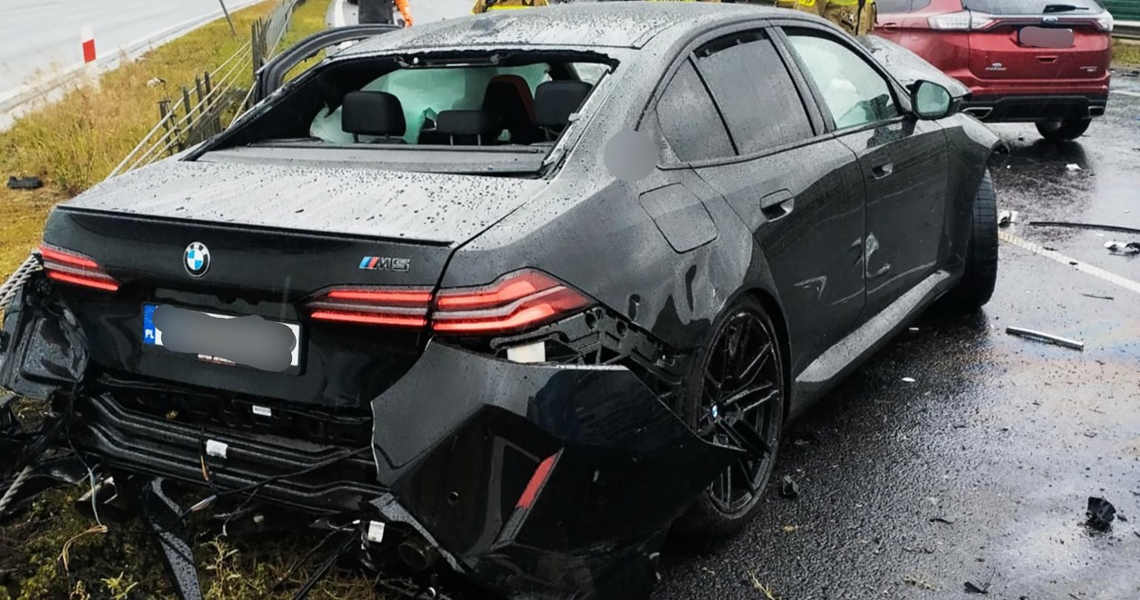 Kierowcę BMW M5 poniosło. Auto za 700 tys. doszczętnie zniszczone