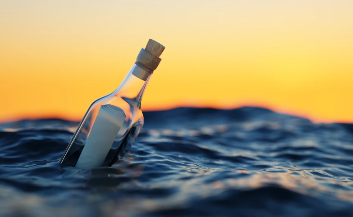 Niewielka butelka, wrzucona do oceanu podczas romantycznej randki na kanadyjskiej wyspie, po latach stała się bohaterką niezwykłej historii. Jej zawartość – list od zakochanych – odnalazła para sprzątająca irlandzką zatokę. Dzięki sile mediów społecznościowych i zaangażowaniu internautów wiadomość sprzed lat połączyła nieznajomych z dwóch kontynentów, przypominając, że nawet najdrobniejsze gesty mogą mieć nieoczekiwany finał.