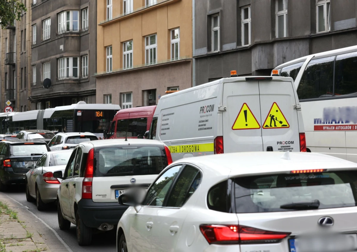 ​Mieszkańcy Krakowa muszą liczyć się z poważnymi utrudnieniami w ruchu w środę po południu. Na terenie miasta doszło do awarii systemu sterowania ruchem. W wyniku usterki sygnalizacje świetlne na kilku głównych skrzyżowaniach działają obecnie w trybie lokalnym, czyli światła pracują, ale system nie jest skoordynowany.
