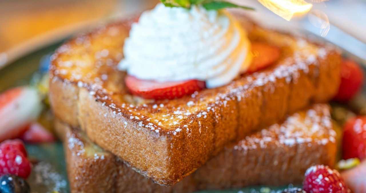 Tosty francuskie z jagodami — idealny przepis na letnie śniadanie