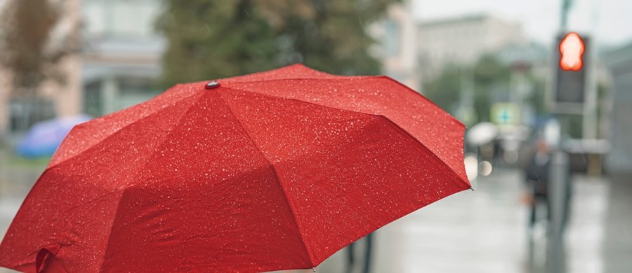 Połowa przyszłego tygodnia - to właśnie wtedy pożegnamy się z deszczem. Do tego czasu będzie jednak mokro i burzowo, ale sytuacja nie będzie już tak poważna. "Niż będzie się utrzymywał do połowy przyszłego tygodnia, ale do tego czasu opad nie będzie już nawalny. Sytuacja stabilizuje się" - poinformował Instytut Meteorologii i Gospodarki Wodnej. Na razie jednak na środę i czwartek wydano alert RCB przed intensywnymi opadami. Dla jakich regionów?
