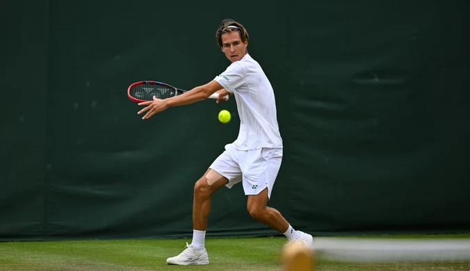 Wystarczyło 60 minut, ależ sukces Polaka na Wimbledonie. Dwa awanse w dzień
