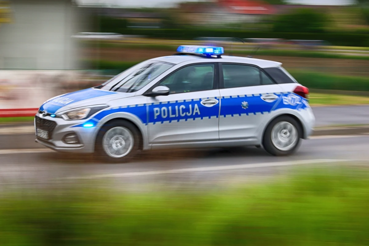 20-latek groził pozbawieniem życia uczestnikom meczu na boisku szkolnym - poinformowała policja w środę. Przyniósł ze sobą nóż oraz przedmioty przypominające broń palną. Do zdarzenia doszło w Szczucinie w powiecie dąbrowskim w Małopolsce. Agresor na szczęście nie użył niebezpiecznych przedmiotów. Wsiadł do samochodu i odjechał. 