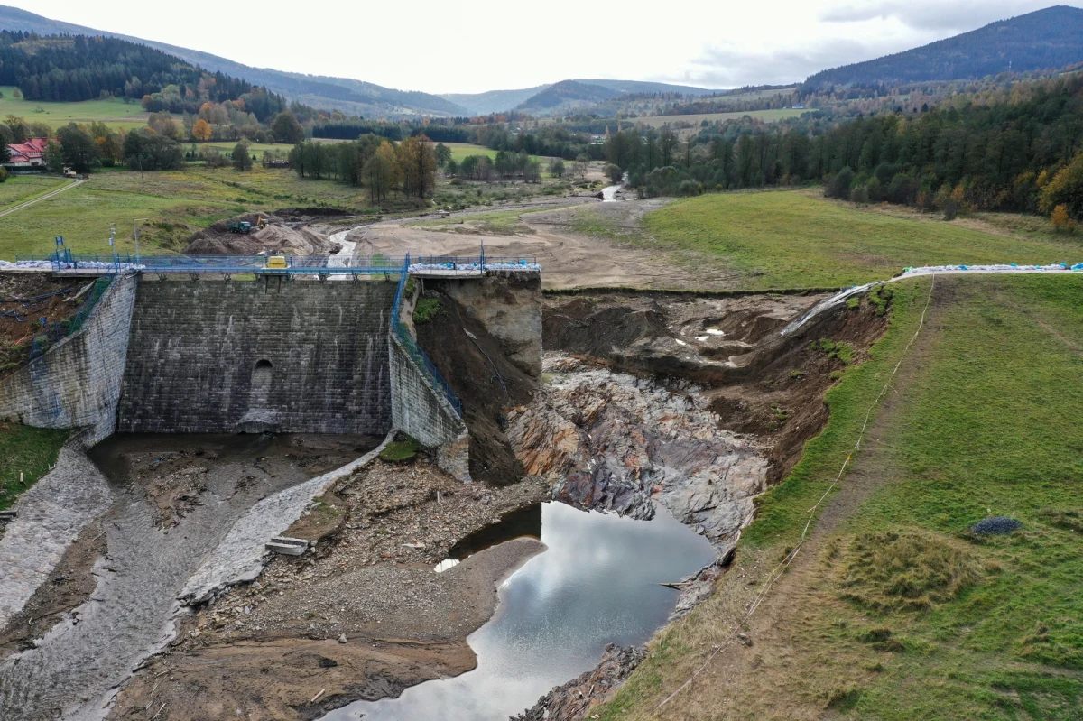Mieszkańcy Stronia Śląskiego obawiają się, że zapora - zniszczona przez wrześniową powódź - nie została odpowiednio zabezpieczona i w razie wezbrania rzek nie ochroni ich przed kolejnym kataklizmem - relacjonuje z Dolnego Śląska reporterka RMF FM Martyna Czerwińska.