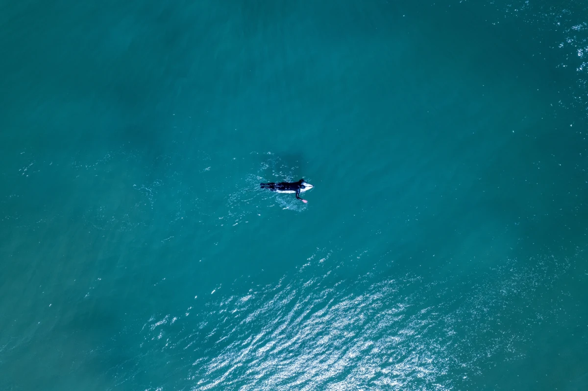 Dramatyczne chwile rozegrały się na północnym wybrzeżu Nowej Południowej Walii w Australii. 19-letni surfer Darcy Deefholts zaginął podczas samotnej wyprawy na plażę. Dzięki błyskawicznej mobilizacji i szeroko zakrojonej akcji ratunkowej nastolatek został odnaleziony cały i zdrowy na jednej z odległych wysp.