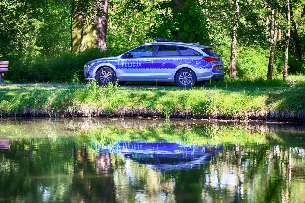 ​Kierowca bmw z impetem wjechał do zalewu. Echosondy w akcji