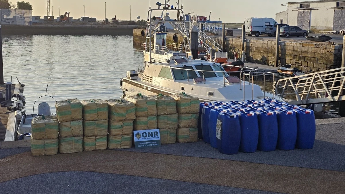 Żandarmi przejęli ponad 1,5 tony haszyszu na jednym ze statków u brzegów miasta Olhao, na południu Portugalii. To jeden z największych ładunków narkotyków przejętych w tym roku w tym popularnym wśród turystów regionie Algarve. Członkom załogi statku udało się uciec tuż przez wejściem na pokład funkcjonariuszy.