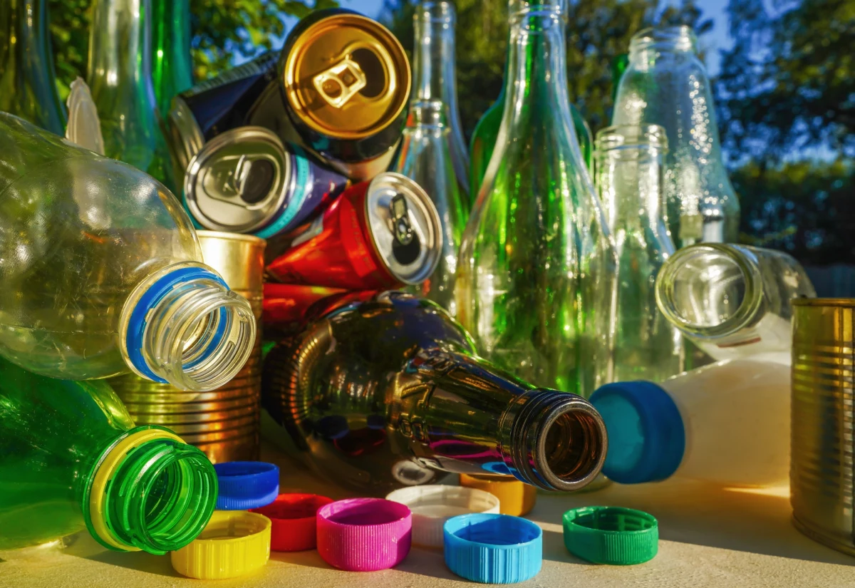 Od października wchodzi w życie system kaucyjny, który ma zrewolucjonizować gospodarkę opakowaniami w Polsce. Jednak na kilka miesięcy przed startem wciąż nie udało się wypracować kluczowych porozumień między operatorami a sieciami handlowymi. 