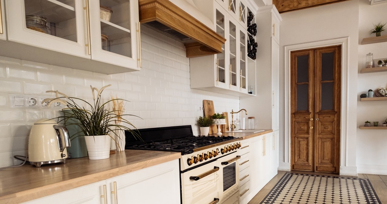 Tak urządzisz wąską kuchnię. Będzie wyglądała na większą i bardziej przestronną