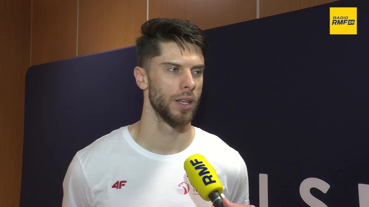 "Zdecydowanie stęskniłem się za ludźmi, którzy tutaj są, za wszystkimi zawodnikami, sztabem szkoleniowym, za atmosferą kadry" - podkreśla w rozmowie z Cezarym Dziwiszkiem z redakcji sportowej RMF FM przyjmujący reprezentacji Polski, Aleksander Śliwka. W reprezentacji nie zagrał od igrzysk olimpijskich w Paryżu, na których Biało-Czerwoni wywalczyli srebrny medal. Wrócił trochę szybciej niż to było planowane, bo już na ostatni turniej Ligi Narodów w Chicago.