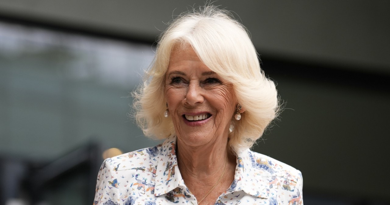 Królowa wyszła i patrzyli tylko na nią. Powodem jej wygląd