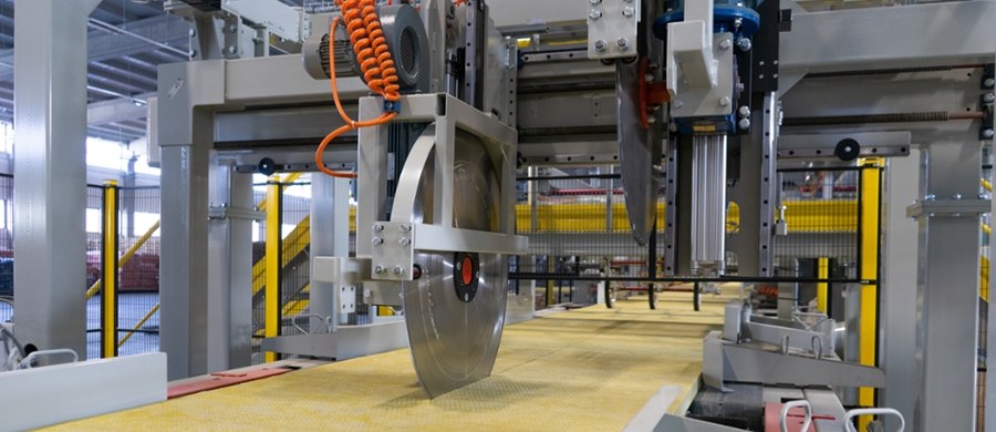 Fabryka wełny mineralnej w Wykrotach na Dolnym Śląsku, dotychczas kojarzona z rosyjskim kapitałem, przeszła w ręce nowego właściciela. Zakład, będący jednym z największych pracodawców w regionie, został przejęty przez Holcim Polska, spółkę należącą do szwajcarskiego giganta branży budowlanej. 