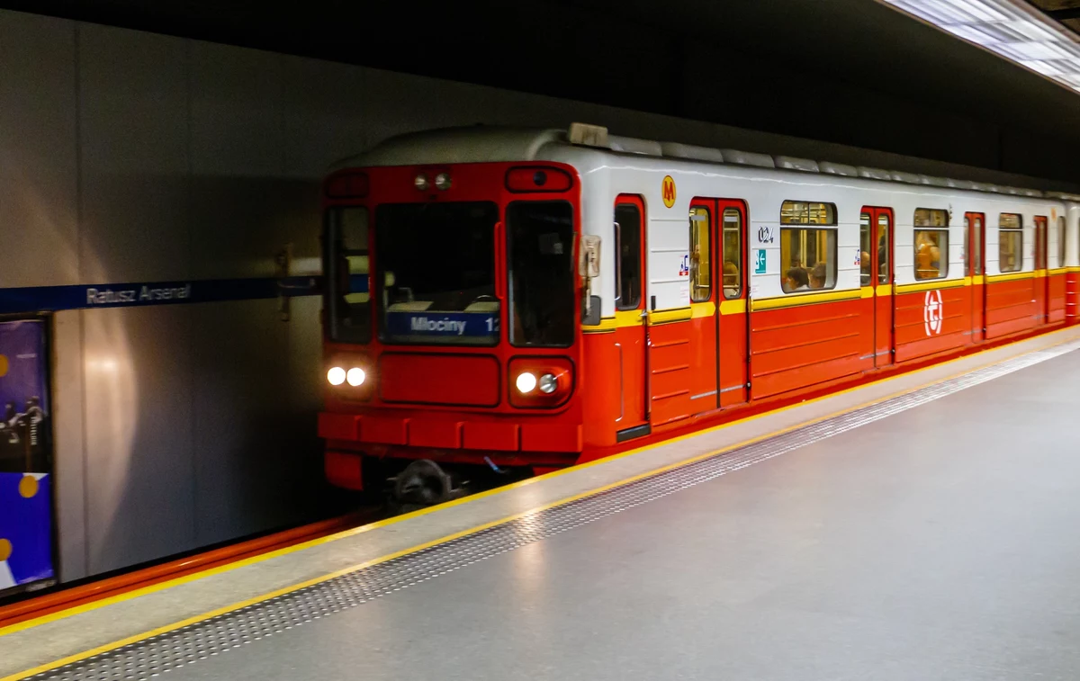 Wypadek z udziałem pasażera na stacji metra Księcia Janusza w Warszawie. Z tego powodu przejazdy pasażerskie przez stacje metra linii M2 od Ronda Daszyńskiego do Bemowa nie kursowały.