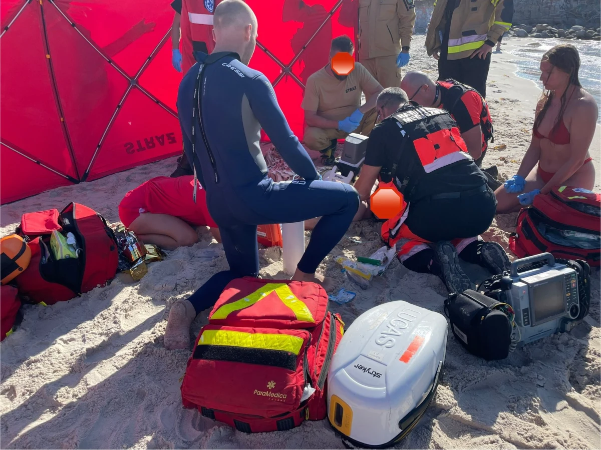 Prawie dwie godziny trwała akcja ratowania tonącego mężczyzny, prowadzona przez WOPR przy niestrzeżonej plaży w pobliżu wschodniego falochronu w Łebie (Pomorskie). Ratownikom udało się w końcu przywrócić mężczyźnie krążenie. Z plaży do szpitala przetransportował go śmigłowiec Lotniczego Pogotowia Ratunkowego. 