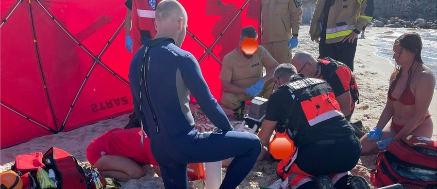 Prawie dwie godziny trwała akcja ratowania tonącego mężczyzny, prowadzona przez WOPR przy niestrzeżonej plaży w pobliżu wschodniego falochronu w Łebie (Pomorskie). Ratownikom udało się w końcu przywrócić mężczyźnie krążenie. Z plaży do szpitala przetransportował go śmigłowiec Lotniczego Pogotowia Ratunkowego. 
