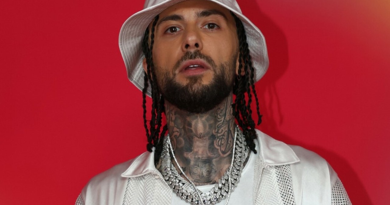 Kontrowersyjny raper kupił dzieciom słodycze. W sieci wybuchła burza