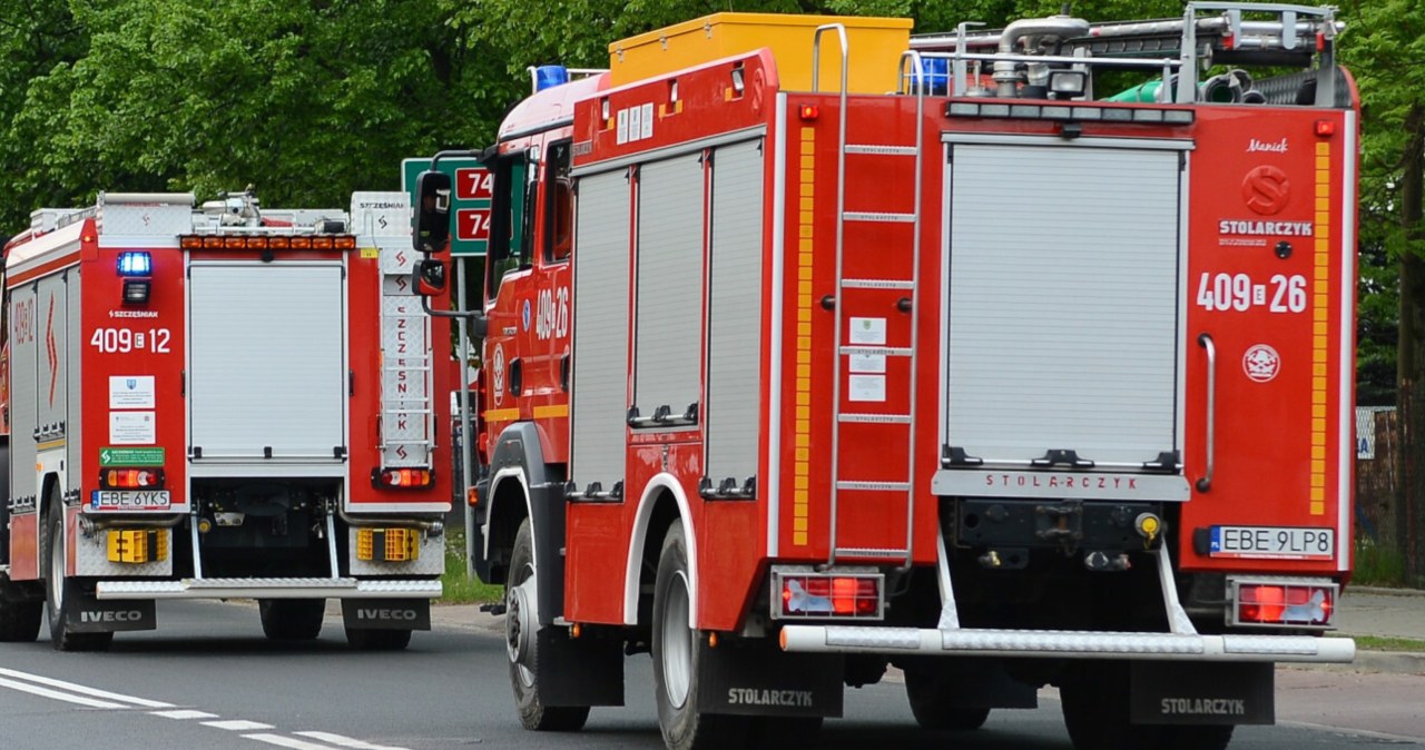 Kolumna straży pożarnej jedzie autostradą na sygnale. Czy można ją wyprzedzić?