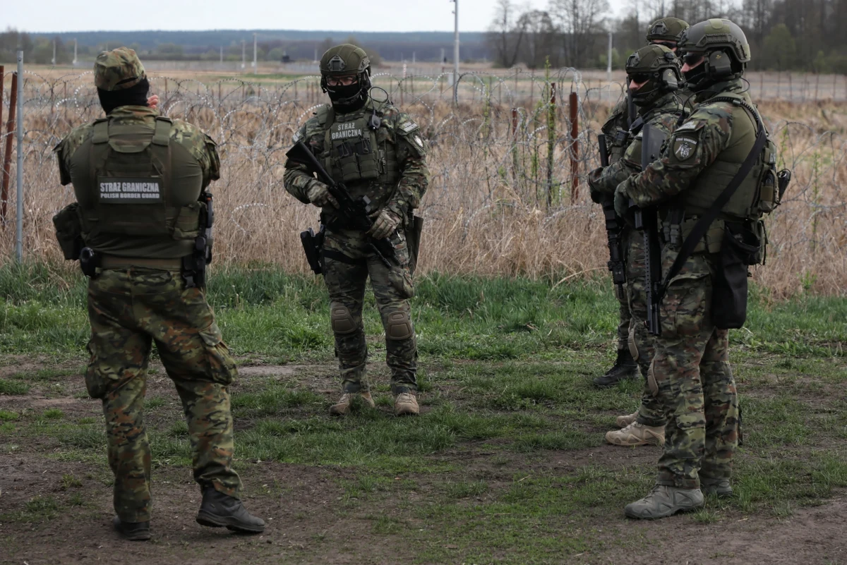 Nadbużański oddział straży granicznej przekazał najnowsze dane dotyczące nielegalnej migracji. W tym roku w województwie lubelskim zatrzymano ponad 100 przemytników przy granicy z Białorusią. Pogranicznicy podkreślają, że wśród nich coraz częściej są kierowcy taksówek na aplikację. Straż graniczna zwraca uwagę na to, że zgodnie z przepisami jest to organizowanie nielegalnej migracji, za co grozi do ośmiu lat więzienia.
