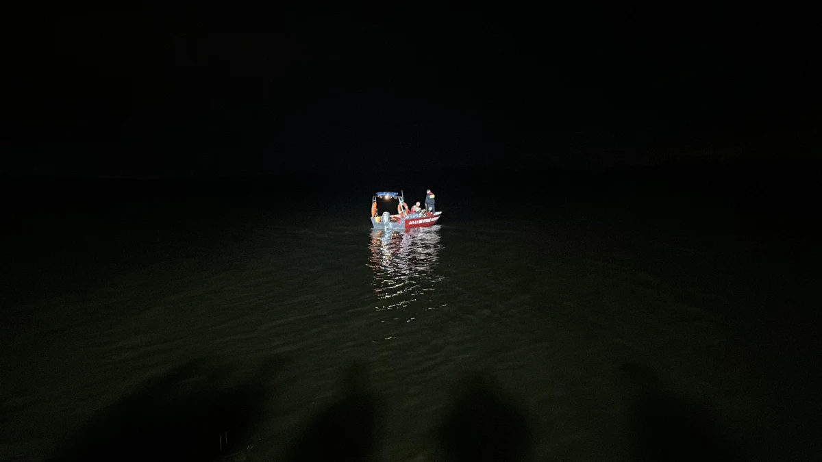 Srebrne bmw z impetem wjechało w środę w nocy do zbiornika retencyjnego w miejscowości Słup w powiecie jaworskim (Dolnośląskie) - przekazali świadkowie. Z pomocą echosond ratownicy zlokalizowali pojazd znajdujący się pod wodą, jednak z uwagi na trudne warunki akcję trzeba było przerwać. Pojazd udało się wydobyć w czwartek. Nie wiadomo, co stało się z kierowcą - auto było puste.