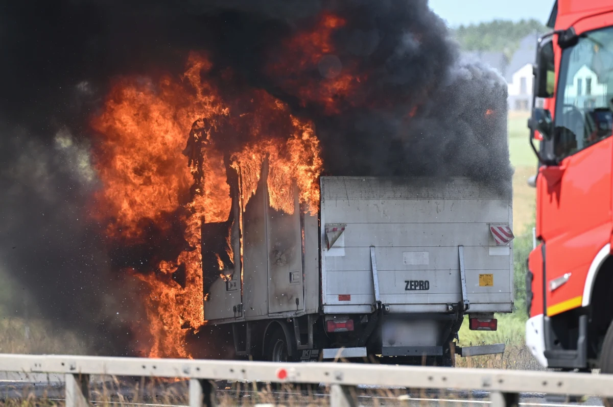 W rejonie Gdyni na trasie S6 zapalił się samochód dostawczy, przewożący około 200 akumulatorów. Na miejscu pracują strażacy. Droga w obu kierunkach jest zablokowana.