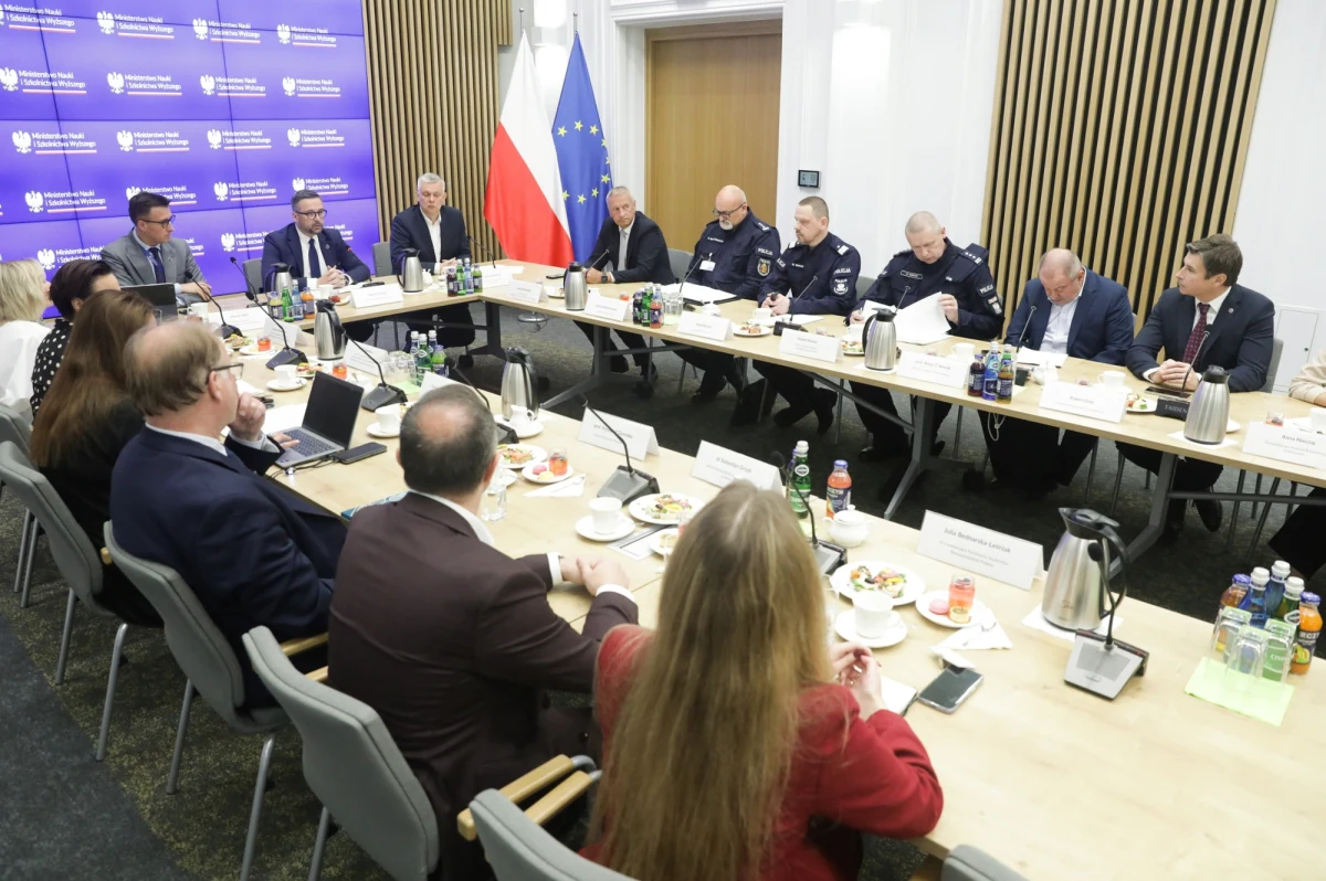 Jak zwiększyć poziom bezpieczeństwa na uczelniach? W Ministerstwie Nauki i Szkolnictwa wyższego odbyły się obrady okrągłego stołu w tym zakresie. To reakcja na tragedię, do której doszło w maju tego roku. Pracownica Uniwersytetu Warszawskiego została zamordowana przez studenta.