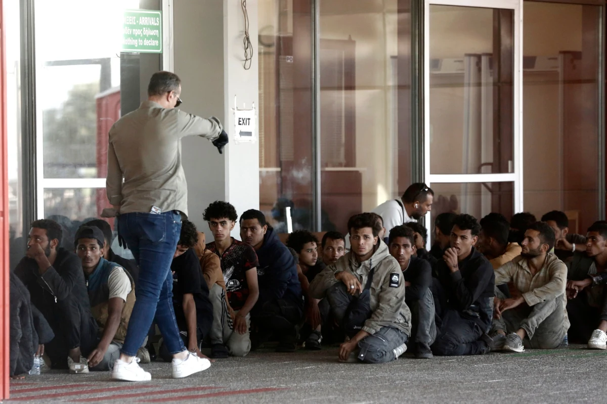 Setki migrantów z Afryki Północnej każdego dnia docierają na Kretę, przeciążając lokalne centra recepcyjne. Konieczne było przewiezienie ich na ląd. Grecki rząd zapowiada radykalne kroki, w tym zawieszenie przesłuchań azylowych i zaostrzenie kar, by powstrzymać napływ migrantów. Sytuację dodatkowo komplikuje spór dyplomatyczny z Libią. 