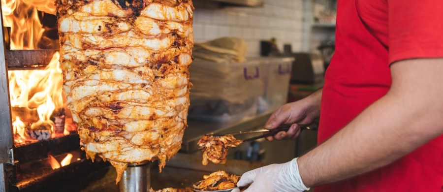 Jest łatwo dostępny, niedrogi i smaczny. Polacy chętnie odwiedzają budki z kebabami albo zamawiają na wynos. Czy kebab może być elementem zdrowej diety? Ile ma kalorii? Czy wersja wege jest zdrowsza? Na pytania odpowiada dietetyk. 