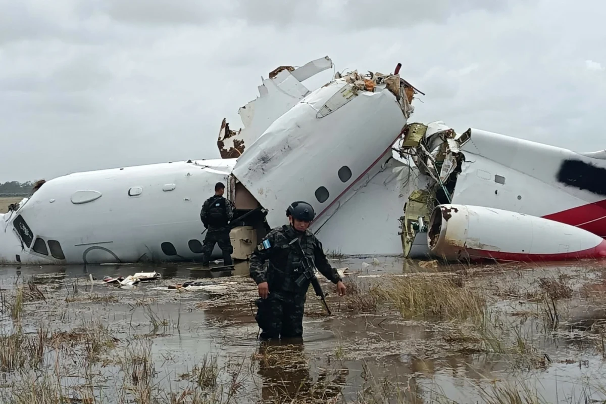 W głębi bagnistego regionu Hondurasu, wśród mokradeł i gęstej dżungli, odkryto wrak samolotu, który – jak podejrzewają śledczy – był wykorzystywany do przemytu narkotyków. Nie ma ani śladu załogi, ani pasażerów, ani rzekomego ładunku 400 kilogramów kokainy. Trop prowadzi przez kilka krajów Ameryki Środkowej, a sprawa nabiera międzynarodowego rozgłosu.