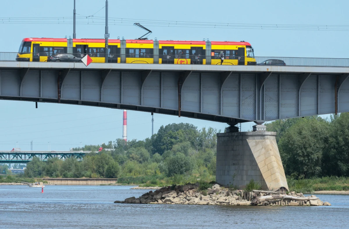 "Dokumenty i rzeczy osobiste osób oraz kości, szczątki, nie wiemy, czy ludzkie" - to właśnie odnaleźli w Wiśle rodzice Krzysztofa Dymińskiego, zaginionego przed dwoma laty 16-latka. Krzysztof wyszedł z domu 27 maja 2023 roku. Kamery zarejestrowały go o godz. 5:30 na Moście Gdańskim w Warszawie. Od tego momentu Agnieszka i Daniel Dymińscy toczą heroiczną walkę o jego odnalezienie, m.in. przeczesując Wisłę. Niski stan wody w ostatnich dniach pozwolił na przeszukanie konarów, które do tej pory były niedostępne.