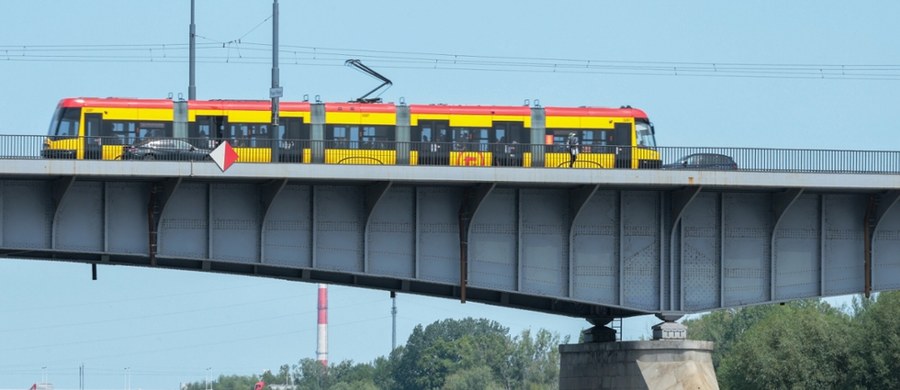 "Dokumenty i rzeczy osobiste osób oraz kości, szczątki, nie wiemy, czy ludzkie" - to właśnie odnaleźli w Wiśle rodzice Krzysztofa Dymińskiego, zaginionego przed dwoma laty 16-latka. Krzysztof wyszedł z domu 27 maja 2023 roku. Kamery zarejestrowały go o godz. 5:30 na Moście Gdańskim w Warszawie. Od tego momentu Agnieszka i Daniel Dymińscy toczą heroiczną walkę o jego odnalezienie, m.in. przeczesując Wisłę. Niski stan wody w ostatnich dniach pozwolił na przeszukanie konarów, które do tej pory były niedostępne.