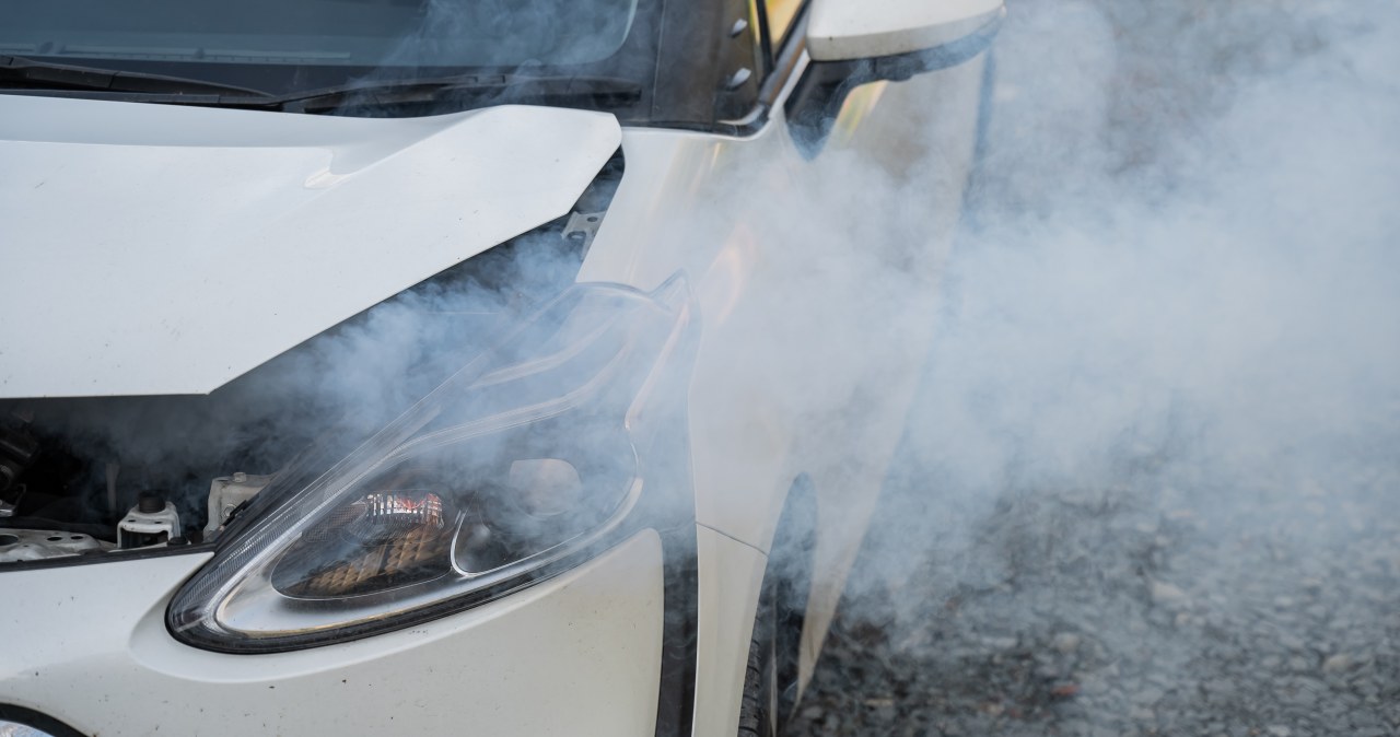 Widzisz dym spod maski? Uchyl ją, ale absolutnie nie otwieraj